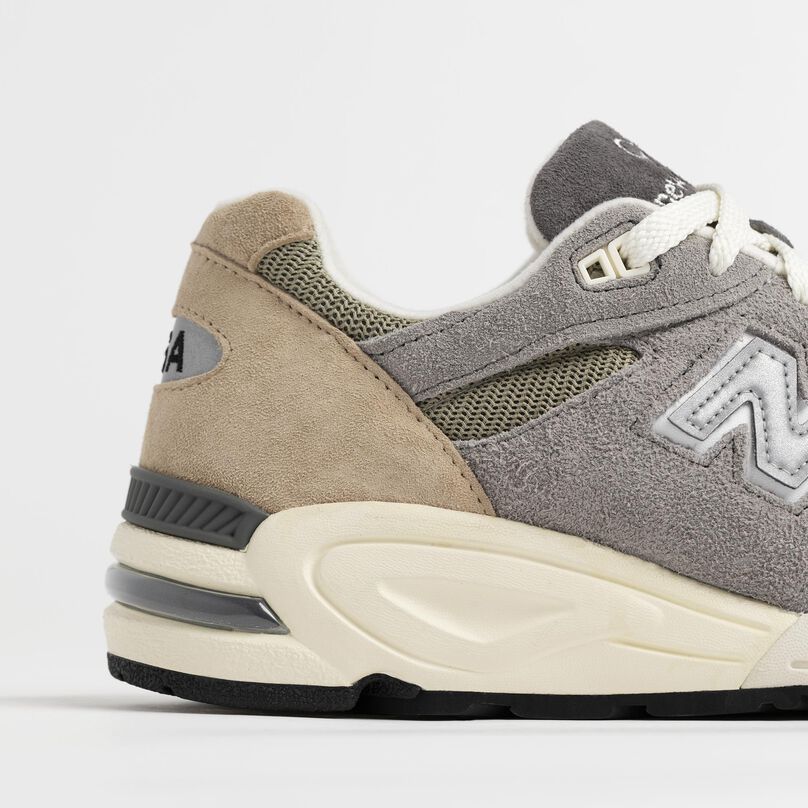 Side detail of the grey 990v2 heel and materials.